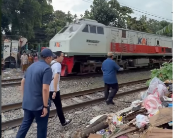 Presiden Prabowo Subianto didamping Seskab Teddy, melakukan aksi blusukan di rumah-ruymah warga yang berdiri di atas lahan bantaran kereta api kawasan Senen, Jakarta, Kamis 26 Maret 2025. Foto: Instagram@prabowo