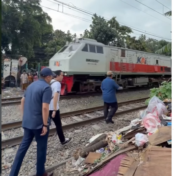 Presiden Prabowo Subianto didamping Seskab Teddy, melakukan aksi blusukan di rumah-ruymah warga yang berdiri di atas lahan bantaran kereta api kawasan Senen, Jakarta, Kamis 26 Maret 2025. Foto: Instagram@prabowo