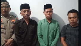 Ahmad Dani, mengenakan baju lengan panjang warna hujau tosca, penyebar hoaks sosok misterius di Tiris, Probolinggo, adalah warga Dusun Sengonan, Desa Tlogoargo, Kecamatan Tiris, Kabupaten Probolinggo, ia minta maaf Sabtu 28 Maret 2026. Foto: Instagram@bolinggo.com