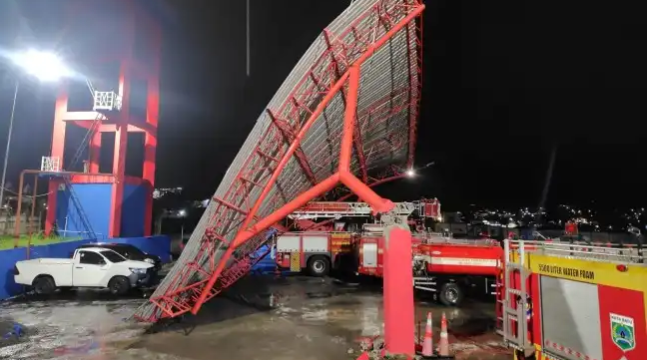 Atap kanopi kantor Damkarmat (pemadam Kebakaran dan Penyelamat) Pemkot Batu, Jawa Timur, ambruk akibat diterjang angin dan hujan deras, Rabu 4 Maret 2026. Foto: tulungagungtimes