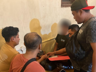 Serser Polres Gresik lekukan operasi penangkapan pengendar bahan baku pel2dak seberat 2 kg untuk mercon, di sebuah kafer di Gresik. Foto: Ist