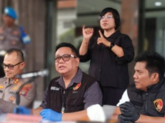 Polda Bali menggelar konferensi pers sekaligus menerbitkan Red Notice buron dua warga Brazil, tersangka pembunuh warga Belanda di Kuta Bali. Foto: lenteraisai.id