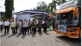 Seamat jalan, dan selamat sampai tujuan. Wakil Bupati Jombang bersama jajaran pejabat pemkab Jombang, melepas keberangkatan arus balik 300 warga Jombang yang kembali ke arah Jakarta, Kamis 26 Maret 2026. Foto: jombangkab.go.id