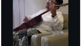 Astik memainkan gitar. KPK telah memberikan status istimewa kepada mantan Menag Yaqut Cholil Qoumas sebagai tahanan rumah. Ini sejarah pertama kali di lembaga anti-rasuah itu. Foto: Instagram@fakta.beriita