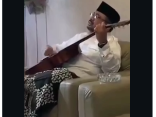 Astik memainkan gitar. KPK telah memberikan status istimewa kepada mantan Menag Yaqut Cholil Qoumas sebagai tahanan rumah. Ini sejarah pertama kali di lembaga anti-rasuah itu. Foto: Instagram@fakta.beriita