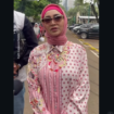 Artis fim senilor Firdha Razak, 60, datang ke PPA Polda Metero Jaya, jakartra, Selasa 31 Maret 2026, untuk diperiksa menjadi saksi kasus poliandri atas menantu wanitanya. Foto: inilahcom