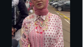 Artis fim senilor Firdha Razak, 60, datang ke PPA Polda Metero Jaya, jakartra, Selasa 31 Maret 2026, untuk diperiksa menjadi saksi kasus poliandri atas menantu wanitanya. Foto: inilahcom