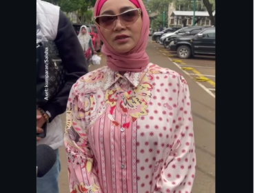 Artis fim senilor Firdha Razak, 60, datang ke PPA Polda Metero Jaya, jakartra, Selasa 31 Maret 2026, untuk diperiksa menjadi saksi kasus poliandri atas menantu wanitanya. Foto: inilahcom