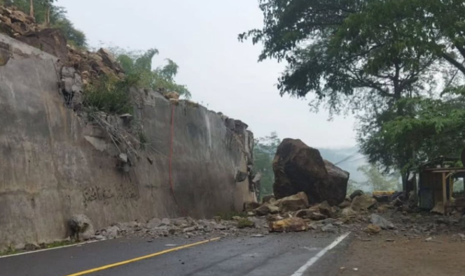
					Batu besar dsebeasr gajah ini melintang di tengah Jalur Lintas Selatan (JLS) di KM 16, Desa Nglinggis, Kecamatan Tugu, Trenggalek, masih tertutup total akibat longsor batu besar pada Selasa (3/3/2026) sore sekitar pukul 17.15-17.45 WIB. Foto: Ist