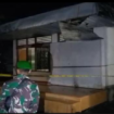 Petugas memasang police line di rumah seorang warga Dusun Godong, Desa Genukwatu, Kecamatan Ngoro, mengalami luka serius akibat ledakan petasan rakitan di teras rumah sekitar pukul 16.30 WIB, Jumat 20 Maret 2026. Foto: Instagram@iNews