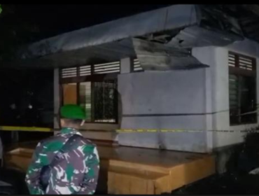 Petugas memasang police line di rumah seorang warga Dusun Godong, Desa Genukwatu, Kecamatan Ngoro, mengalami luka serius akibat ledakan petasan rakitan di teras rumah sekitar pukul 16.30 WIB, Jumat 20 Maret 2026. Foto: Instagram@iNews