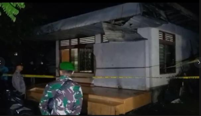 
					Petugas memasang police line di rumah seorang warga Dusun Godong, Desa Genukwatu, Kecamatan Ngoro, mengalami luka serius akibat ledakan petasan rakitan di teras rumah sekitar pukul 16.30 WIB, Jumat 20 Maret 2026. Foto: Instagram@iNews
