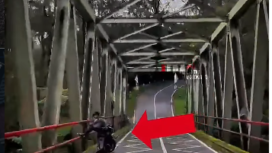 Termenung sambil memainkan gawai, sesosok pemuda tenang suasana ini terekam dalam sebuah video pukul 09.18 wib, 31 maret 2026. Ia nekad terjun dari jembatan hingga sampai dasar sungi sekitar 100 meter. Foto: Instagram@info.lantas.mojokerto