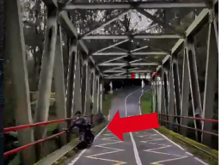 Termenung sambil memainkan gawai, sesosok pemuda tenang suasana ini terekam dalam sebuah video pukul 09.18 wib, 31 maret 2026. Ia nekad terjun dari jembatan hingga sampai dasar sungi sekitar 100 meter. Foto: Instagram@info.lantas.mojokerto