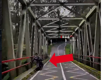 Termenung sambil memainkan gawai, sesosok pemuda tenang suasana ini terekam dalam sebuah video pukul 09.18 wib, 31 maret 2026. Ia nekad terjun dari jembatan hingga sampai dasar sungi sekitar 100 meter. Foto: Instagram@info.lantas.mojokerto