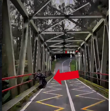 Termenung sambil memainkan gawai, sesosok pemuda tenang suasana ini terekam dalam sebuah video pukul 09.18 wib, 31 maret 2026. Ia nekad terjun dari jembatan hingga sampai dasar sungi sekitar 100 meter. Foto: Instagram@info.lantas.mojokerto