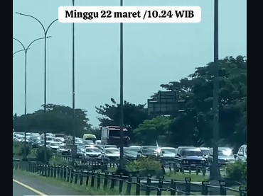 Minggu siang, 22 Maret 2025, tolo Jombang-Mojokerto (jomo) diperkirakan dilewat 170.000 kendaraan, menyebabkan kemacetan selama 5 km. Foto: Instagram@ini_surabaya