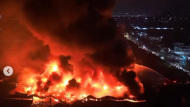 Pabrik cat dan tinner PT Warnatama Cemerlang, di Jalar Semengko, Gresik mengalami kebakaran hebat, terjadi kamis dini hari 19 maret 2025. Dibutuhkan 10 unit mobil pemadam kebakaran, api baru berhasil dinjinakkan selama 7,5 jam. Foto: Instagram@inigresik