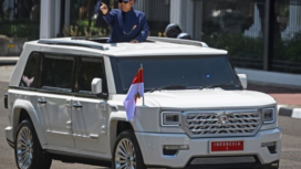 Inilah mobil dinas kebangga Presiden Prabowo buatan Pindad dengan harga Rp 1 miliar sudah dilengkapi dengan featue anti-peluru, beda jauh dari mobil flexing Gubernur Kalitm Rudi Mas;ud sebuah Range Rover Autobigraphy mewah dengan harga Rp 8,5 miliar yang dibayar menggunakan APBD Kaltim senilai Rp 8,5 miliar. Foto: ist