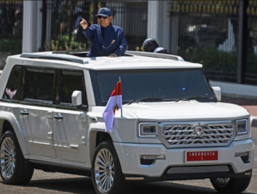 Inilah mobil dinas kebangga Presiden Prabowo buatan Pindad dengan harga Rp 1 miliar sudah dilengkapi dengan featue anti-peluru, beda jauh dari mobil flexing Gubernur Kalitm Rudi Mas;ud sebuah Range Rover Autobigraphy mewah dengan harga Rp 8,5 miliar yang dibayar menggunakan APBD Kaltim senilai Rp 8,5 miliar. Foto: ist