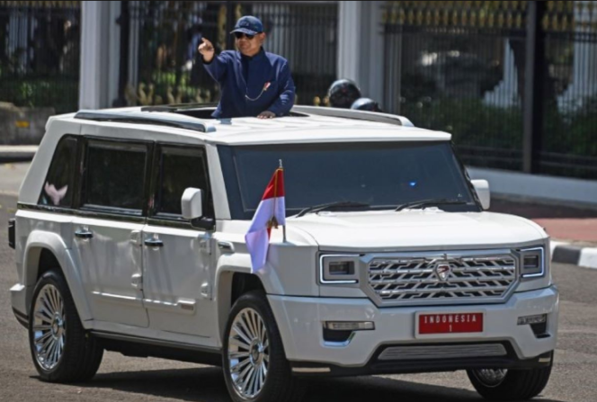 
					Inilah mobil dinas kebangga Presiden Prabowo buatan Pindad dengan harga Rp 1 miliar sudah dilengkapi dengan featue anti-peluru, beda jauh dari mobil flexing Gubernur Kalitm Rudi Mas;ud sebuah Range Rover Autobigraphy mewah dengan harga Rp 8,5 miliar yang dibayar menggunakan APBD Kaltim senilai Rp 8,5 miliar. Foto: ist