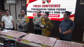 Polres Cirebon, Rabu 17 Maret 2026, menggelar konferensi pers terkait sukses polisi mengungkap dan menangkap pelaku pencetak uang palsu senilai Rp 12 miliar di Cirebon, 14 Maret 2026. Foto: Ist