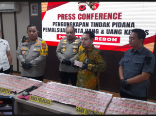 Polres Cirebon, Rabu 17 Maret 2026, menggelar konferensi pers terkait sukses polisi mengungkap dan menangkap pelaku pencetak uang palsu senilai Rp 12 miliar di Cirebon, 14 Maret 2026. Foto: Ist