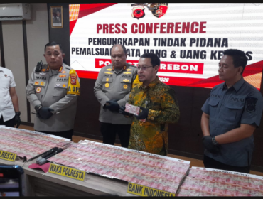 Polres Cirebon, Rabu 17 Maret 2026, menggelar konferensi pers terkait sukses polisi mengungkap dan menangkap pelaku pencetak uang palsu senilai Rp 12 miliar di Cirebon, 14 Maret 2026. Foto: Ist