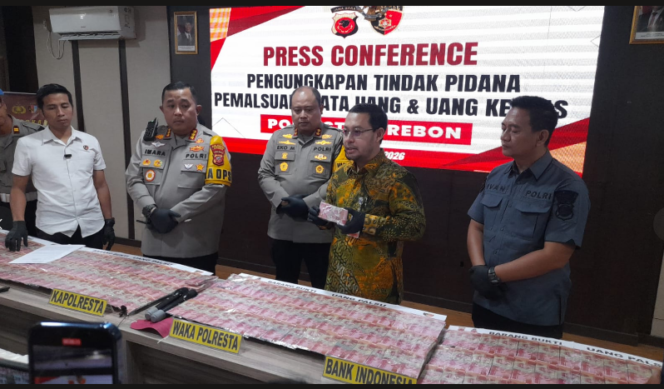 
					Polres Cirebon, Rabu 17 Maret 2026, menggelar konferensi pers terkait sukses polisi mengungkap dan menangkap pelaku pencetak uang palsu senilai Rp 12 miliar di Cirebon, 14 Maret 2026. Foto: Ist