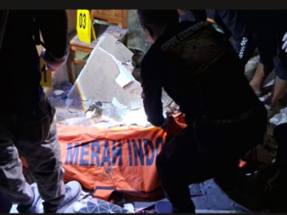 Petugas BPBD melakukan evakuasi korban ledakan bahan merco yang terjadi di Gayamsari, Semarang, Jumat dini hari, 20 Maret 2026. Foto: ist