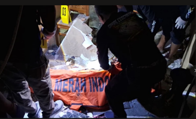 
					Petugas BPBD melakukan evakuasi korban ledakan bahan merco yang terjadi di Gayamsari, Semarang, Jumat dini hari, 20 Maret 2026. Foto: ist