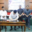Bupati Jombang Warsubi menandantangani LKPJ di depan anggota DPRD, kamis 26 Maret 2026. Foto: Jombangkab.go.id