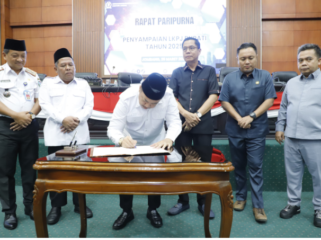 Bupati Jombang Warsubi menandantangani LKPJ di depan anggota DPRD, kamis 26 Maret 2026. Foto: Jombangkab.go.id