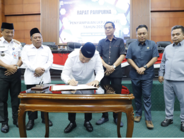 Bupati Jombang Warsubi menandantangani LKPJ di depan anggota DPRD, kamis 26 Maret 2026. Foto: Jombangkab.go.id