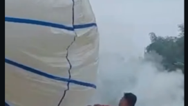 Petugas kepolisain Polres Jombang dan Polsek Jogorot melakukan razia usaha untuk menerbangan balon udara ilagal yang membahayakan keselamtan warga, Sabtu 28 Maret 2026. Instagram@jombanginformasi_