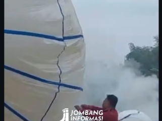 Petugas kepolisain Polres Jombang dan Polsek Jogorot melakukan razia usaha untuk menerbangan balon udara ilagal yang membahayakan keselamtan warga, Sabtu 28 Maret 2026. Instagram@jombanginformasi_