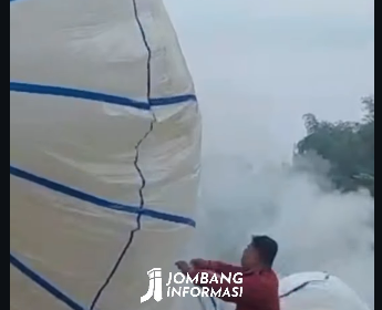 Petugas kepolisain Polres Jombang dan Polsek Jogorot melakukan razia usaha untuk menerbangan balon udara ilagal yang membahayakan keselamtan warga, Sabtu 28 Maret 2026. Instagram@jombanginformasi_
