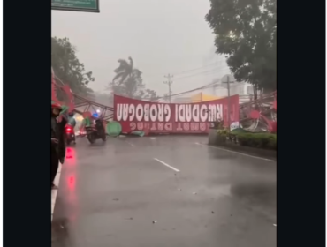 Gapura Selamat datan di Purwodari, Jawa Tengah, baruk diterjang angin dan hujan, pada Jumat sore 20 Maret 2026, menyebabkan kemcatean sekitar 4 jam. Malam hari jalur sudah bisa dibuka kembali. Foto: jurnalpanturaid