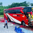 Kondisi bus PO Agra Mas remuk di bagian depan kana, serta ruang kemudia. Truk pengangkut bawang putih terguling di bahu jalan, akibat PO Agra Mas menyeruduk truk yang sedang parkir, di KM 566, Ngawi, hari Sabu dinihari sekitar pukul 04.30 21 Maret 2026. Foto: Instagam@jurnalmedianusantara