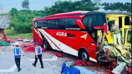 Kondisi bus PO Agra Mas remuk di bagian depan kana, serta ruang kemudia. Truk pengangkut bawang putih terguling di bahu jalan, akibat PO Agra Mas menyeruduk truk yang sedang parkir, di KM 566, Ngawi, hari Sabu dinihari sekitar pukul 04.30 21 Maret 2026. Foto: Instagam@jurnalmedianusantara