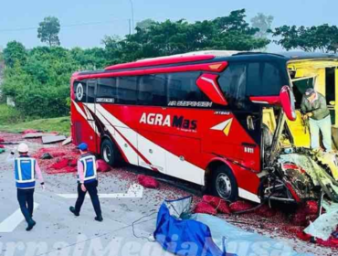 Kondisi bus PO Agra Mas remuk di bagian depan kana, serta ruang kemudia. Truk pengangkut bawang putih terguling di bahu jalan, akibat PO Agra Mas menyeruduk truk yang sedang parkir, di KM 566, Ngawi, hari Sabu dinihari sekitar pukul 04.30 21 Maret 2026. Foto: Instagam@jurnalmedianusantara