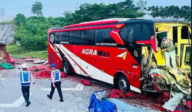 Kondisi bus PO Agra Mas remuk di bagian depan kana, serta ruang kemudia. Truk pengangkut bawang putih terguling di bahu jalan, akibat PO Agra Mas menyeruduk truk yang sedang parkir, di KM 566, Ngawi, hari Sabu dinihari sekitar pukul 04.30 21 Maret 2026. Foto: Instagam@jurnalmedianusantara