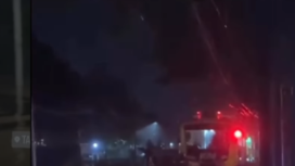 Banjid di Beji, Pasuruan, Selasa malam, selain membuat jalur Pantura tutup, juga berdampak peghentian opetasi KA Supas (Surabaya-Pasuruan), selama 4 jam. Karena roda KA sudha tereddam banjir setinggi 18 cm. Standarnya hanya 7 cm. Foto: Instagram@pasuruan_kekinian