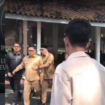 Dikawal dua staf, wakil bupati Lebak Amir hamzah melakukan tindakan walk out, kelyuar dari acara halalbihala yangf digelar pemkab Lebak, Senin 30 Maret 2026. Ia meninggalkan acara, karena Bupati mengeluarkan kata mantan napi kepada Amir hamzah. Foto: Instagram@kabar_banten