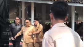 Dikawal dua staf, wakil bupati Lebak Amir hamzah melakukan tindakan walk out, kelyuar dari acara halalbihala yangf digelar pemkab Lebak, Senin 30 Maret 2026. Ia meninggalkan acara, karena Bupati mengeluarkan kata mantan napi kepada Amir hamzah. Foto: Instagram@kabar_banten
