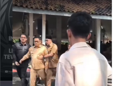Dikawal dua staf, wakil bupati Lebak Amir hamzah melakukan tindakan walk out, kelyuar dari acara halalbihala yangf digelar pemkab Lebak, Senin 30 Maret 2026. Ia meninggalkan acara, karena Bupati mengeluarkan kata mantan napi kepada Amir hamzah. Foto: Instagram@kabar_banten