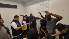 Petugas Polda Metro jaya meringkiua dua pria WNA Liberia, terkait dengan ptake penipuan menggunakan modus Black Dolar, di sebuah apartemen Meruya, Jakarta Barat, 18 Maret 2026. Foto: Instagragarm@tirto