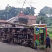 Bus kelinci wisata didiga tak kuat menanjak terguling, di area dusun Desa Jatidukuh, Gondang, Mojokerto pada 28 Maret 2026. Seorang waniat jadi korban tewas dalam insiden ini., Foto: Instagam@portaljtvcom