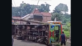 Bus kelinci wisata didiga tak kuat menanjak terguling, di area dusun Desa Jatidukuh, Gondang, Mojokerto pada 28 Maret 2026. Seorang waniat jadi korban tewas dalam insiden ini., Foto: Instagam@portaljtvcom