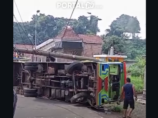 Bus kelinci wisata didiga tak kuat menanjak terguling, di area dusun Desa Jatidukuh, Gondang, Mojokerto pada 28 Maret 2026. Seorang waniat jadi korban tewas dalam insiden ini., Foto: Instagam@portaljtvcom
